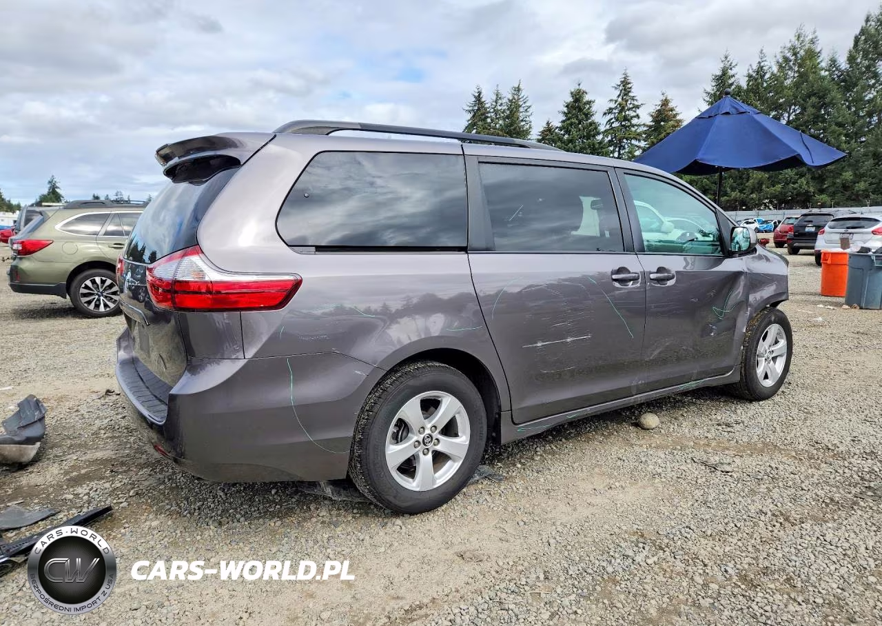 2018 Toyota Sienna Le VIN:5TDKZ3DC2JS940240 - 3
