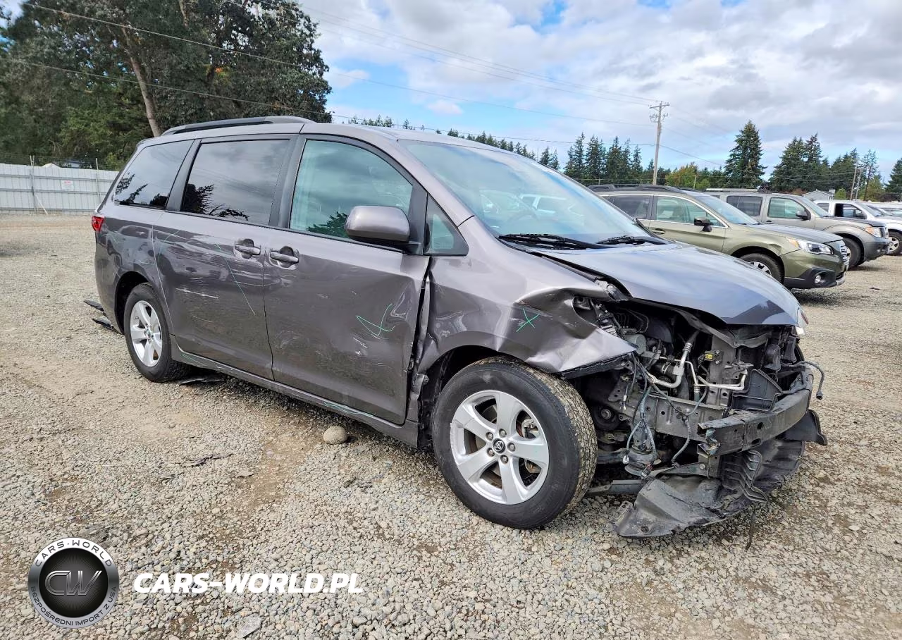 2018 Toyota Sienna Le VIN:5TDKZ3DC2JS940240 - 4