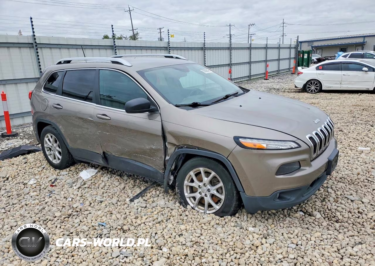 2017 Jeep Cherokee Latitude VIN:1C4PJLCSXHW591778 - 4