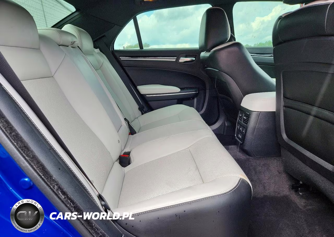 2018 Chrysler 300 S VIN:2C3CCABT1JH274830 - 10