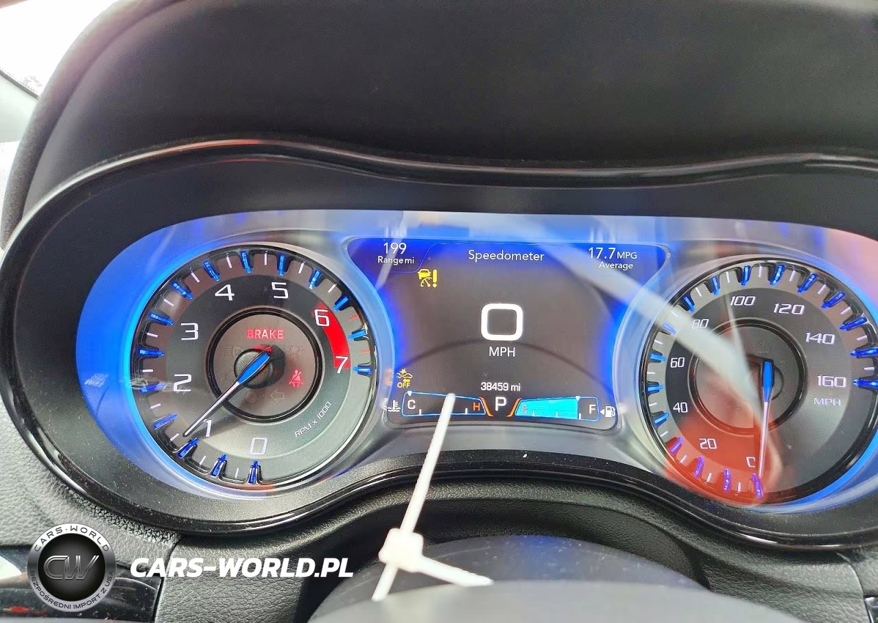 2018 Chrysler 300 S VIN:2C3CCABT1JH274830 - 9