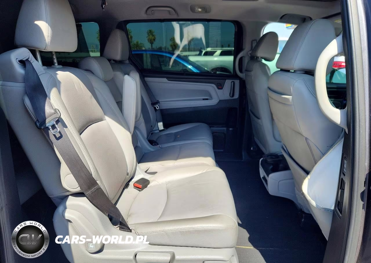 2018 Honda Odyssey Touring VIN:5FNRL6H82JB038361 - 11