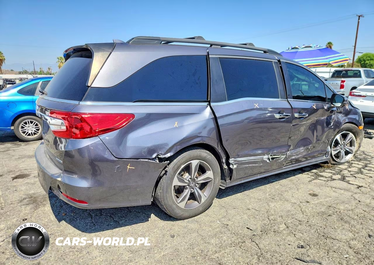 2018 Honda Odyssey Touring VIN:5FNRL6H82JB038361 - 3