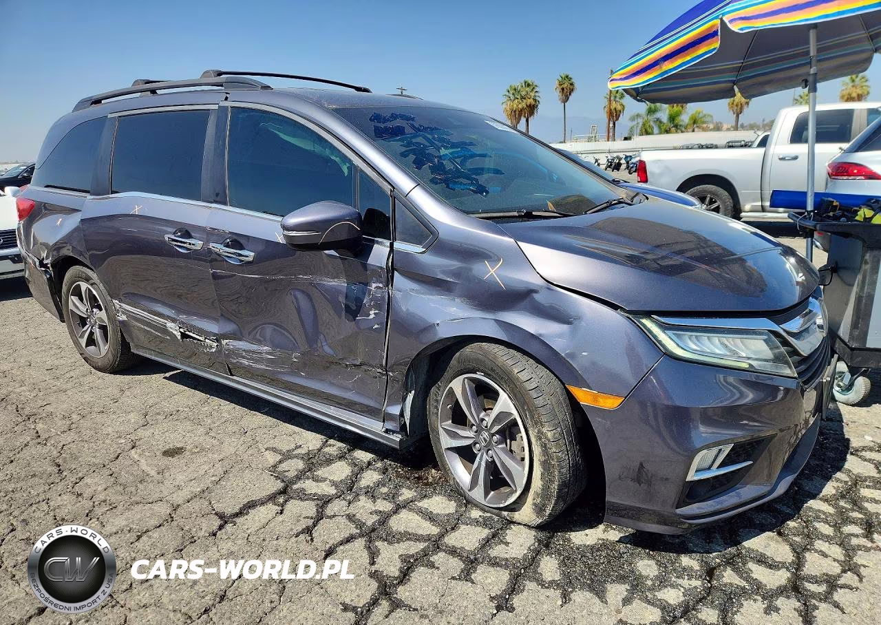 2018 Honda Odyssey Touring VIN:5FNRL6H82JB038361 - 4