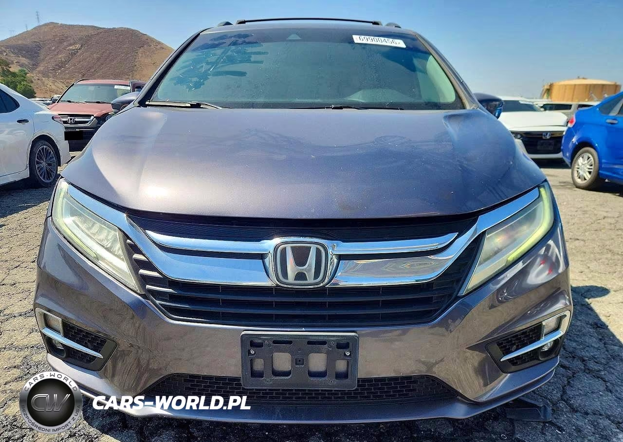 2018 Honda Odyssey Touring VIN:5FNRL6H82JB038361 - 5