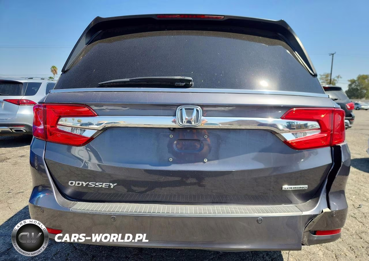2018 Honda Odyssey Touring VIN:5FNRL6H82JB038361 - 6