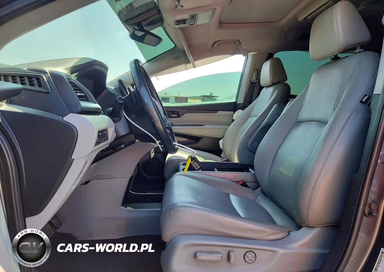 2018 Honda Odyssey Touring VIN:5FNRL6H82JB038361 - 7