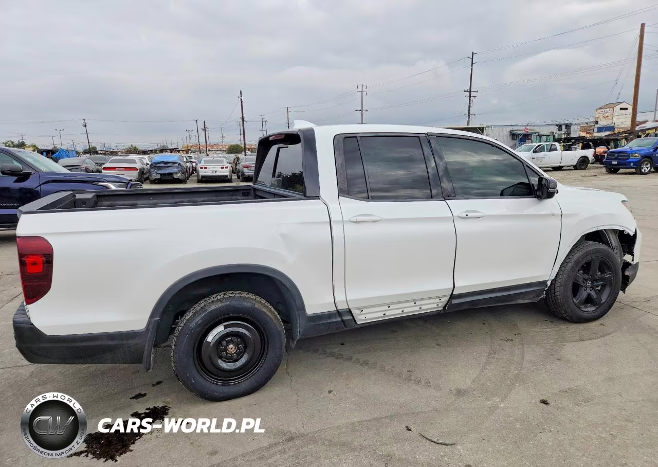 2021 Honda Ridgeline Black Edition VIN:5FPYK3F82MB018400 - 3