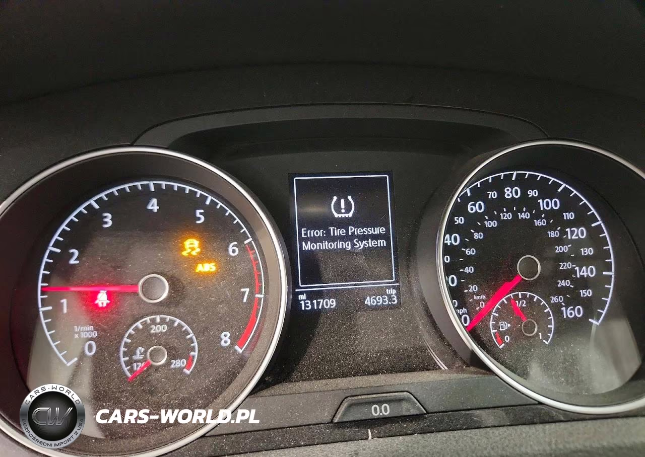 2018 Volkswagen Golf S VIN:3VWG17AU4JM281057 - 9