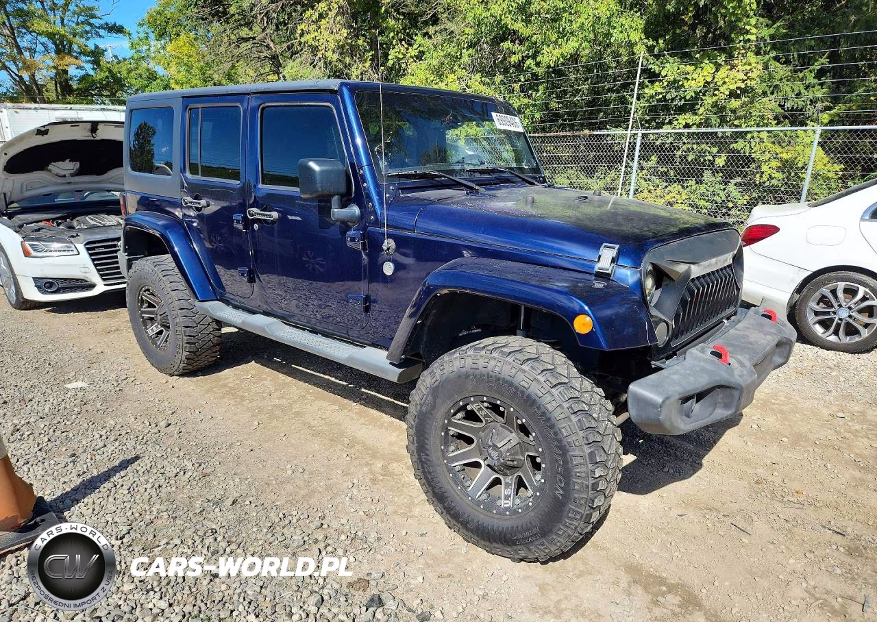2013 Jeep Wrangler Unlimited Sahara VIN:1C4BJWEG4DL608607 - 4