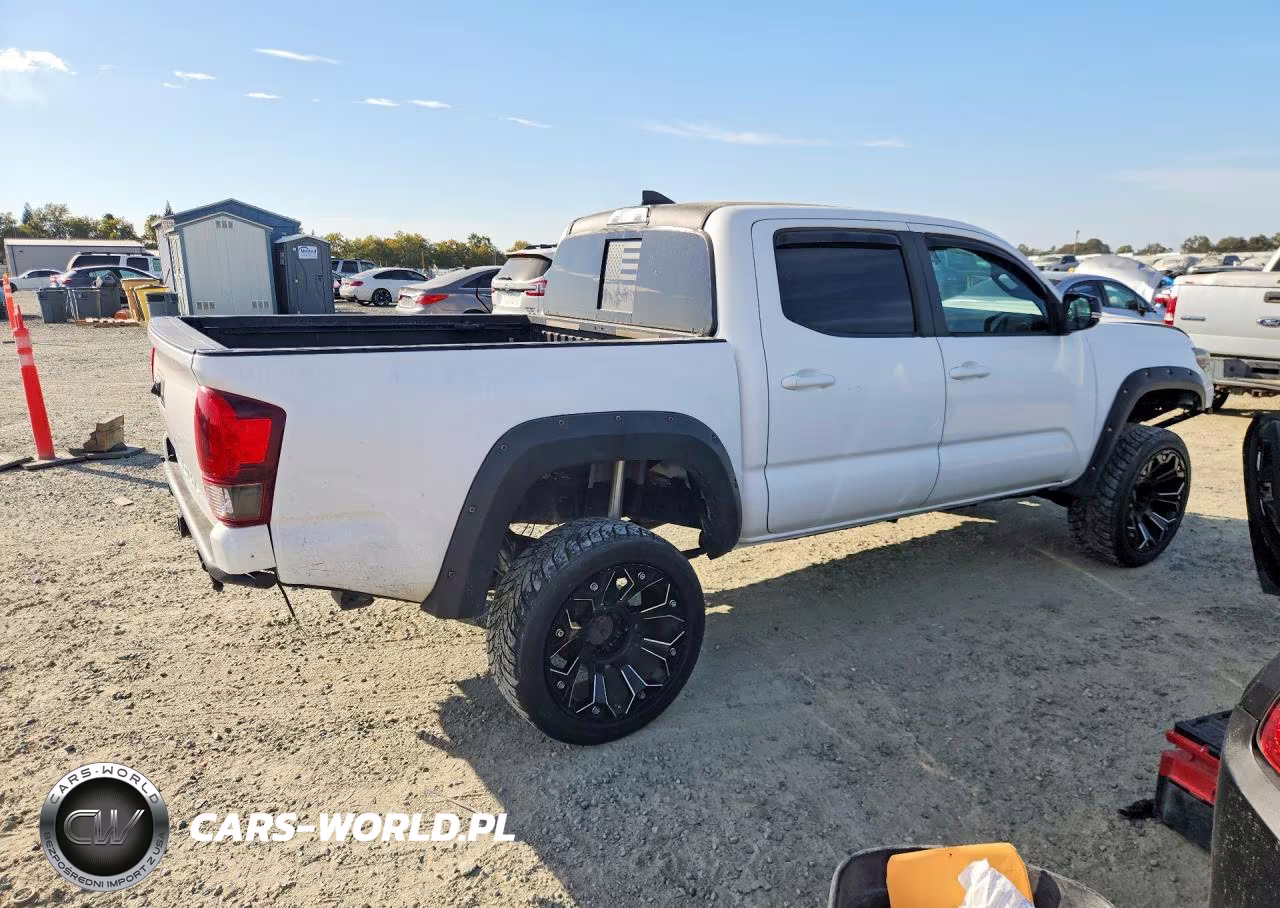 2018 Toyota Tacoma Trd Sport VIN:3TMCZ5AN3JM157840 - 3