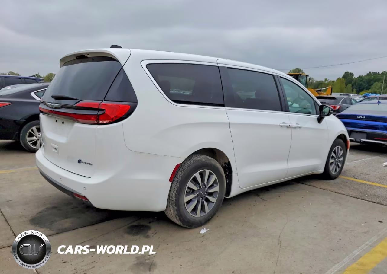 2025 Chrysler Pacifica Hybrid Select VIN:2C4RC1S74SR565696 - 3