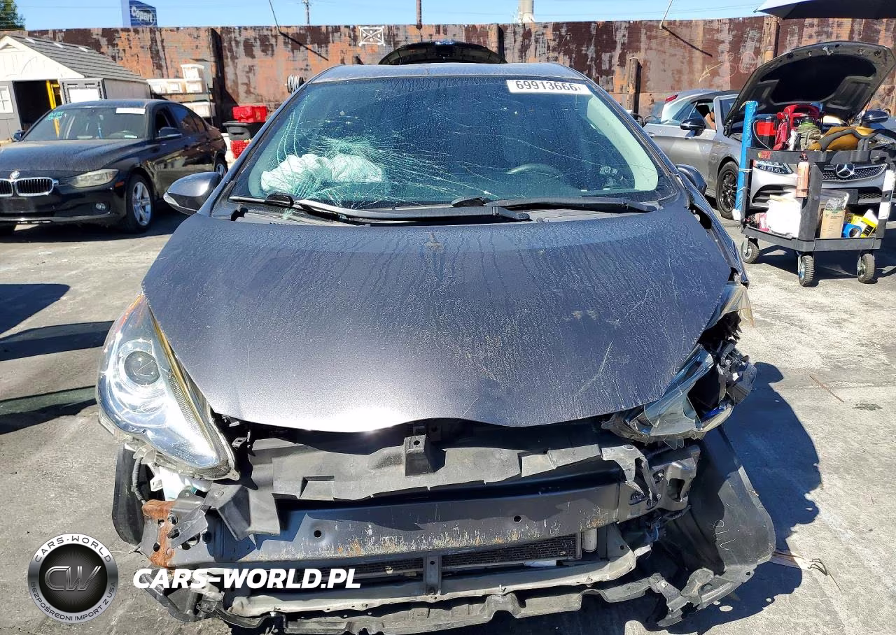2016 Toyota Prius C One VIN:JTDKDTB3XG1139112 - 5