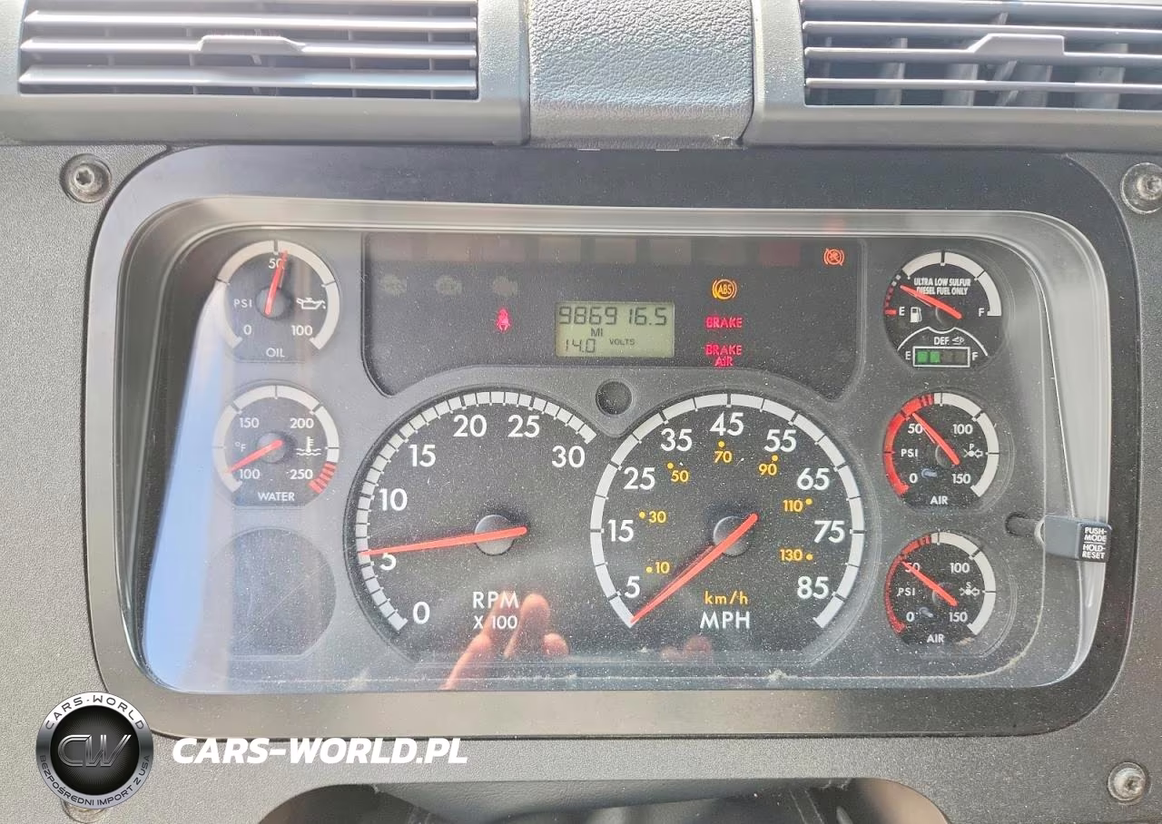 2014 Freightliner Cascadia 125 VIN:1FUJGLD5XELFS3325 - 9