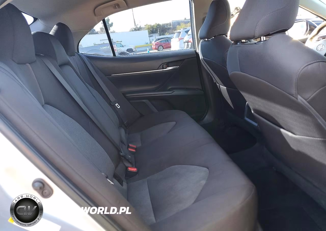 2018 Toyota Camry Le VIN:4T1B11HK9JU071043 - 10