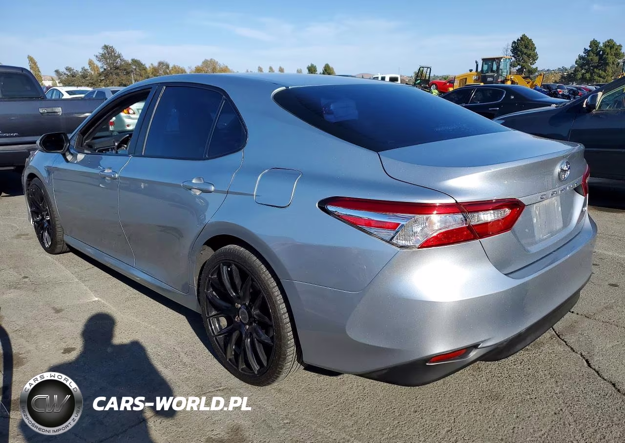 2018 Toyota Camry Le VIN:4T1B11HK9JU071043 - 2