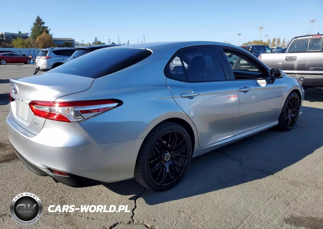 2018 Toyota Camry Le VIN:4T1B11HK9JU071043 - 3