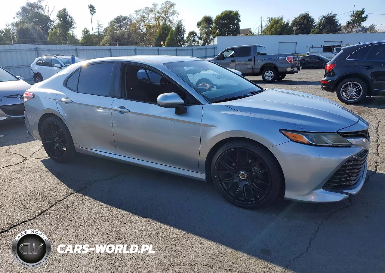 2018 Toyota Camry Le VIN:4T1B11HK9JU071043 - 4