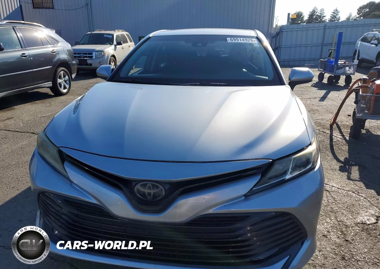 2018 Toyota Camry Le VIN:4T1B11HK9JU071043 - 5