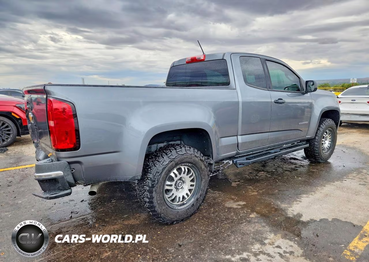 2018 Chevrolet Colorado VIN:1GCHSBEA8J1315828 - 3
