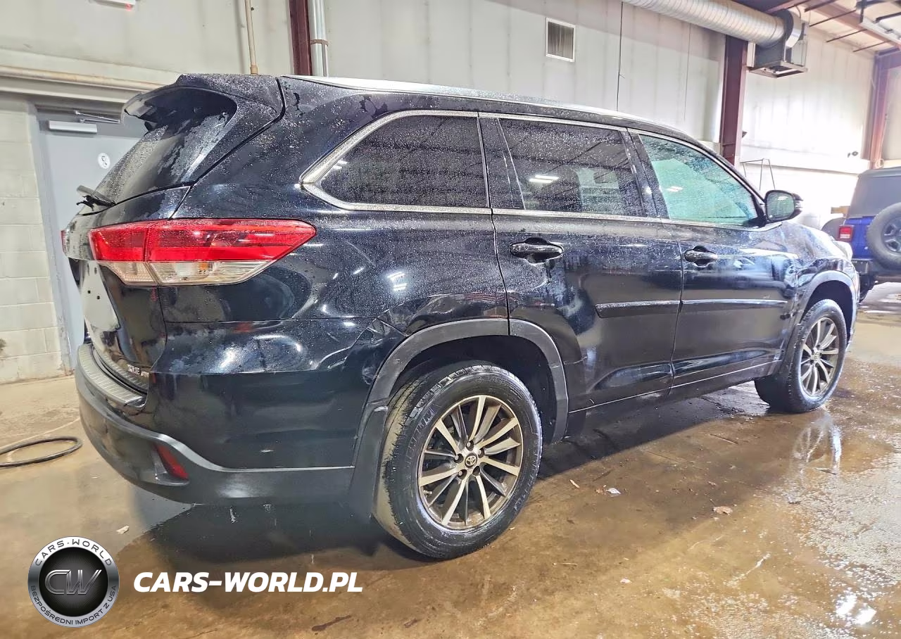 2018 Toyota Highlander Xle VIN:5TDJZRFH6JS893575 - 3