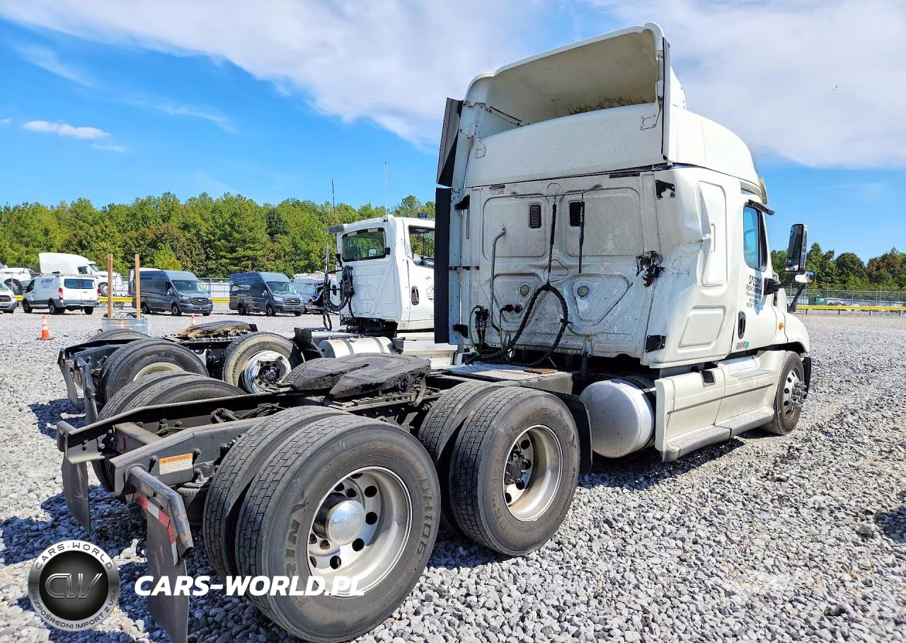 2015 Freightliner Cascadia Semi Truck VIN:3AKJGLBG5FSGG7015 - 3