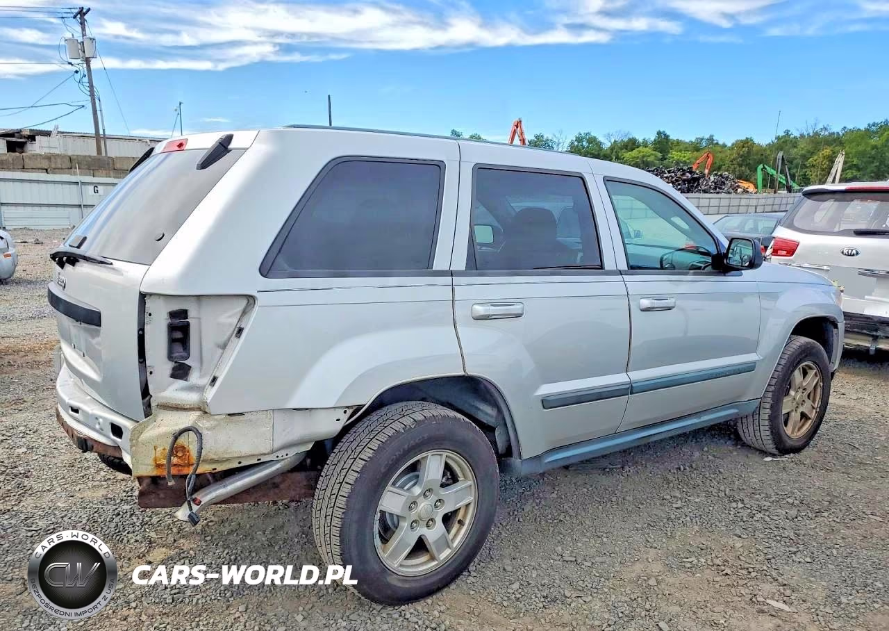 2007 Jeep Grand Cherokee Laredo VIN:1J8GR48K47C665910 - 3
