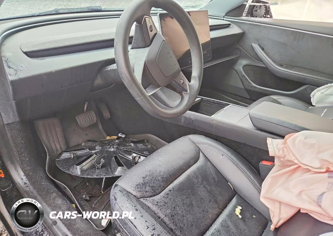 2025 Tesla Model 3 VIN:5YJ3E1EB2SF914673 - 8