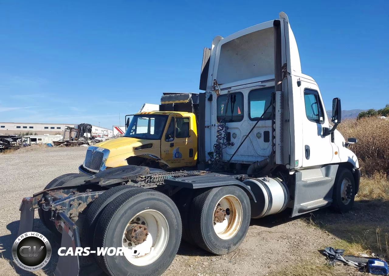 2015 Freightliner Cascadia 125 VIN:1FUJGEDV6FLGJ9742 - 3