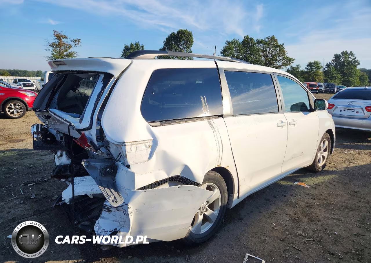 2011 Toyota Sienna Le VIN:5TDKK3DC0BS122995 - 3