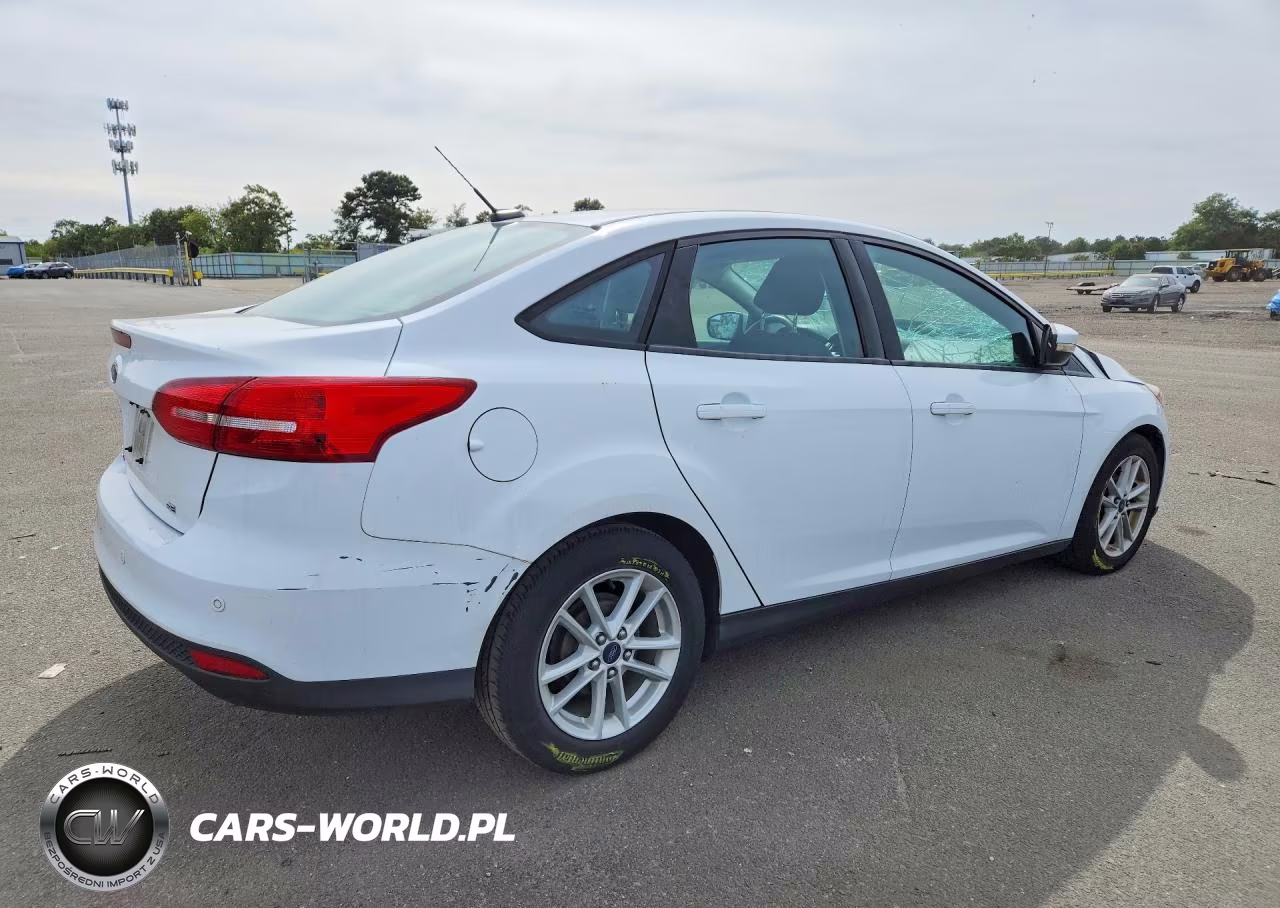 2016 Ford Focus Se VIN:1FADP3F20GL215142 - 3