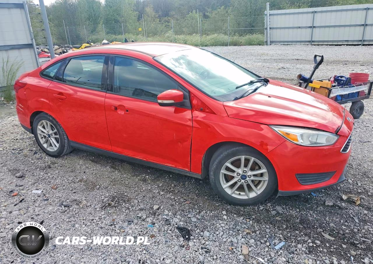 2017 Ford Focus Se VIN:1FADP3F28HL277003 - 4