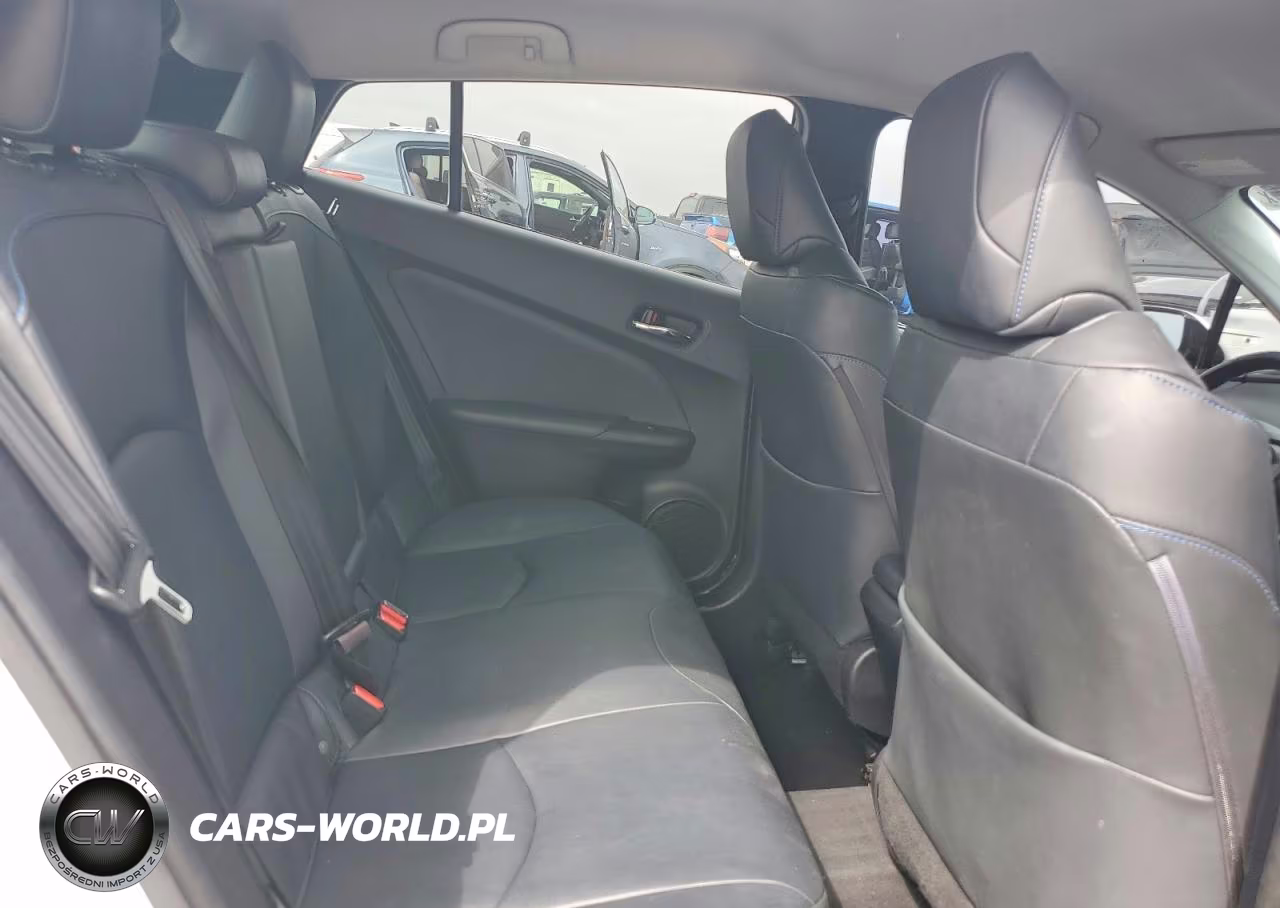 2018 Toyota Prius Four Touring VIN:JTDKARFU6J3055394 - 11