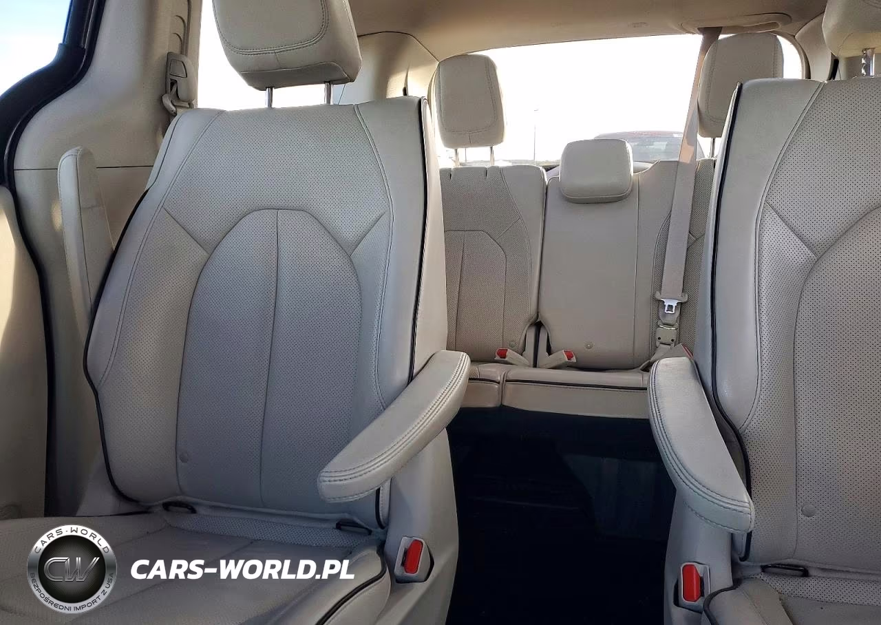 2018 Chrysler Pacifica Hybrid Limited VIN:2C4RC1N70JR230526 - 10