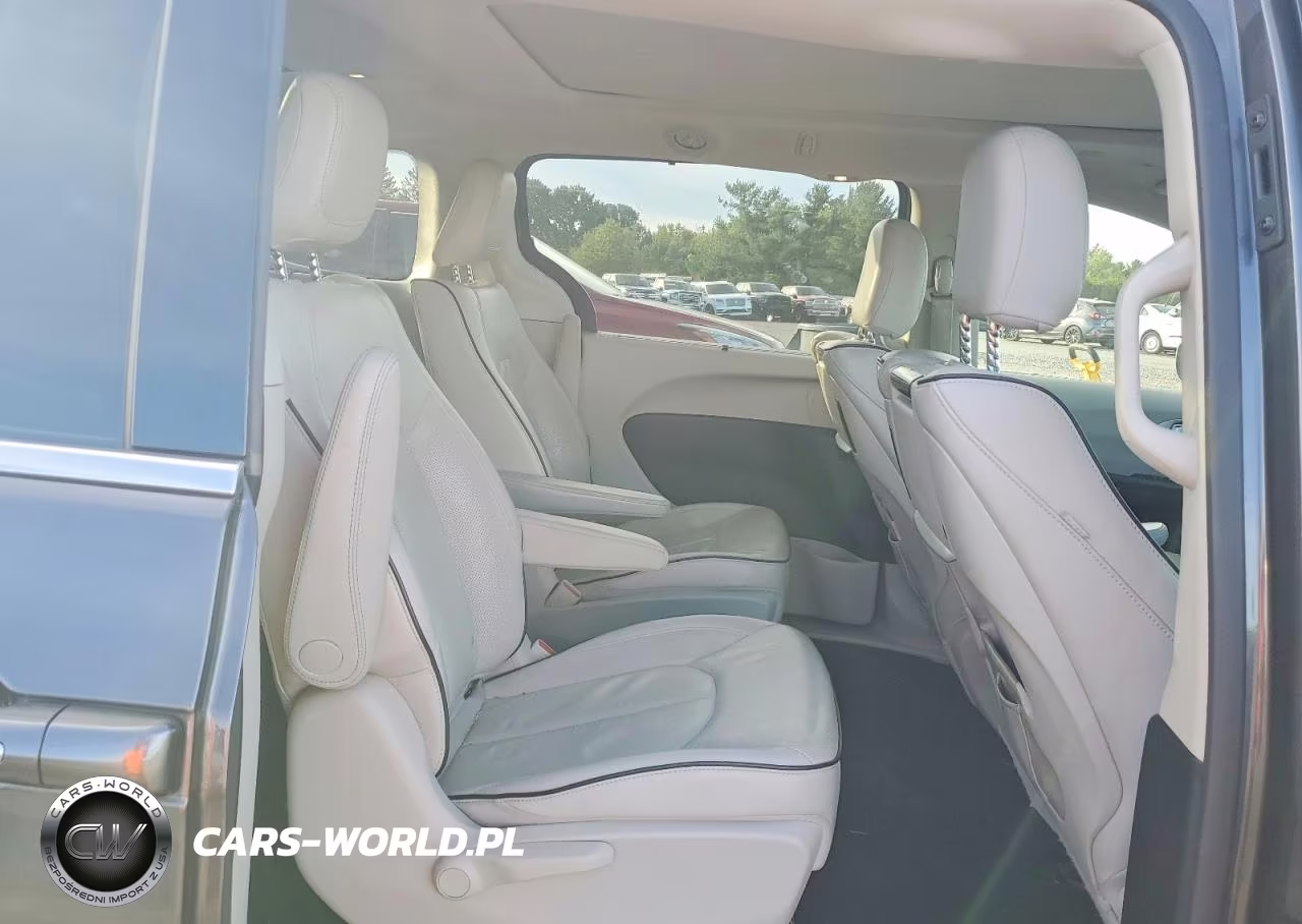 2018 Chrysler Pacifica Hybrid Limited VIN:2C4RC1N70JR230526 - 11