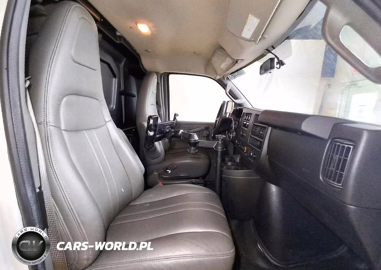 2021 Chevrolet Express G2500 VIN:1GCWGAFP6M1252576 - 14