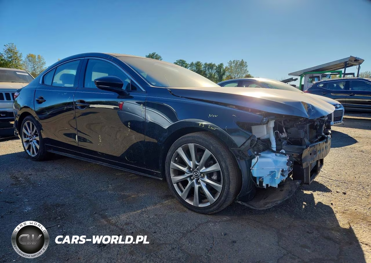 2022 Mazda 3 Premium VIN:3MZBPBDLXNM300375 - 4