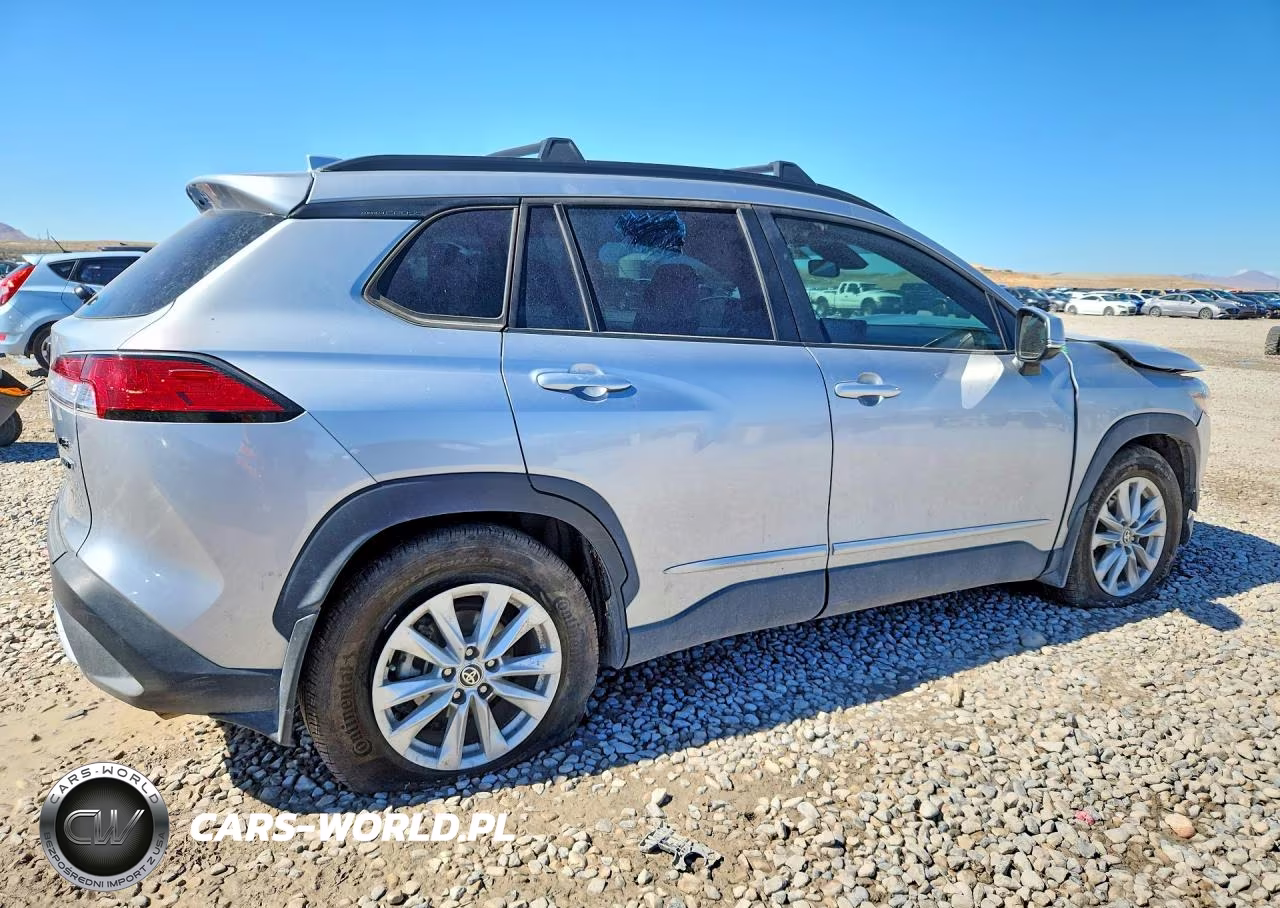 2022 Toyota Corolla Cross Le VIN:7MUCAABG9NV036810 - 3