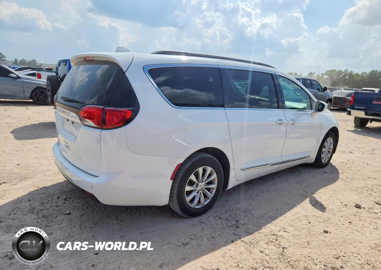 2017 Chrysler Pacifica Touring L VIN:2C4RC1BG1HR539663 - 3