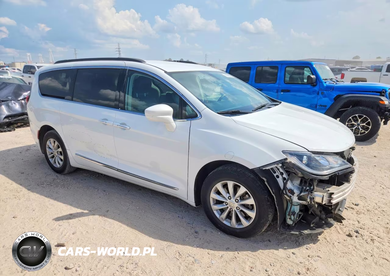 2017 Chrysler Pacifica Touring L VIN:2C4RC1BG1HR539663 - 4