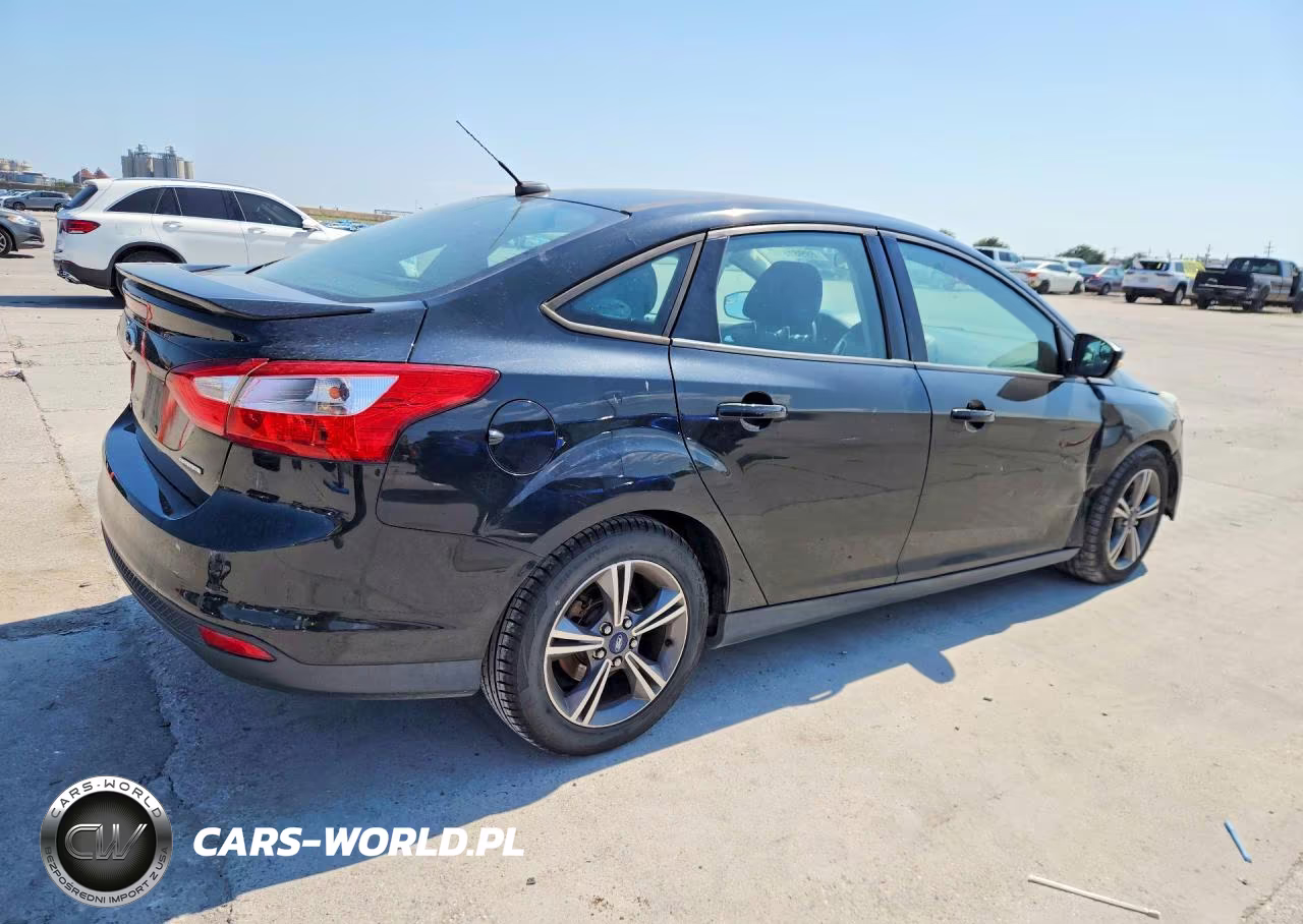 2014 Ford Focus Se VIN:1FADP3F2XEL457918 - 3