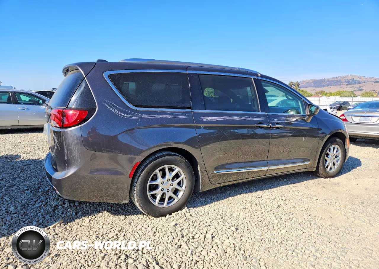 2020 Chrysler Pacifica Touring L VIN:2C4RC1BG0LR129073 - 3