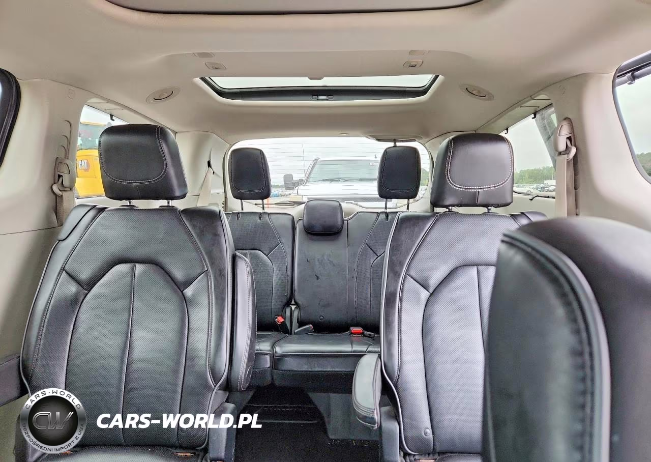 2018 Chrysler Pacifica Limited VIN:2C4RC1GG5JR352201 - 10
