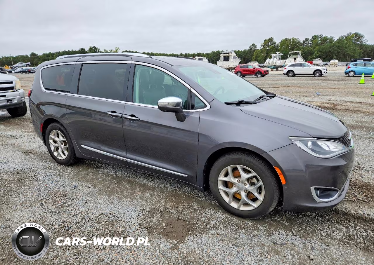2018 Chrysler Pacifica Limited VIN:2C4RC1GG5JR352201 - 4