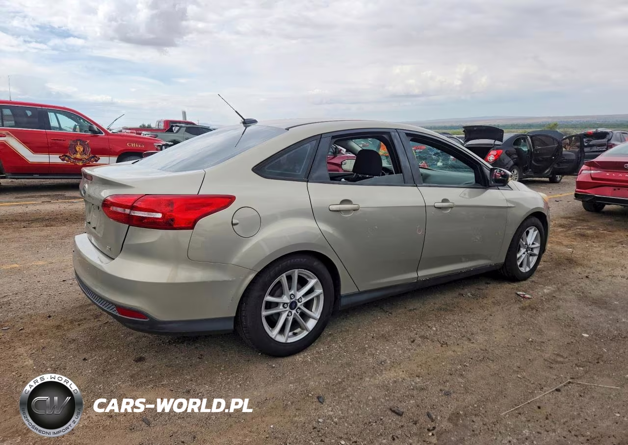 2015 Ford Focus Se VIN:1FADP3F27FL256415 - 3