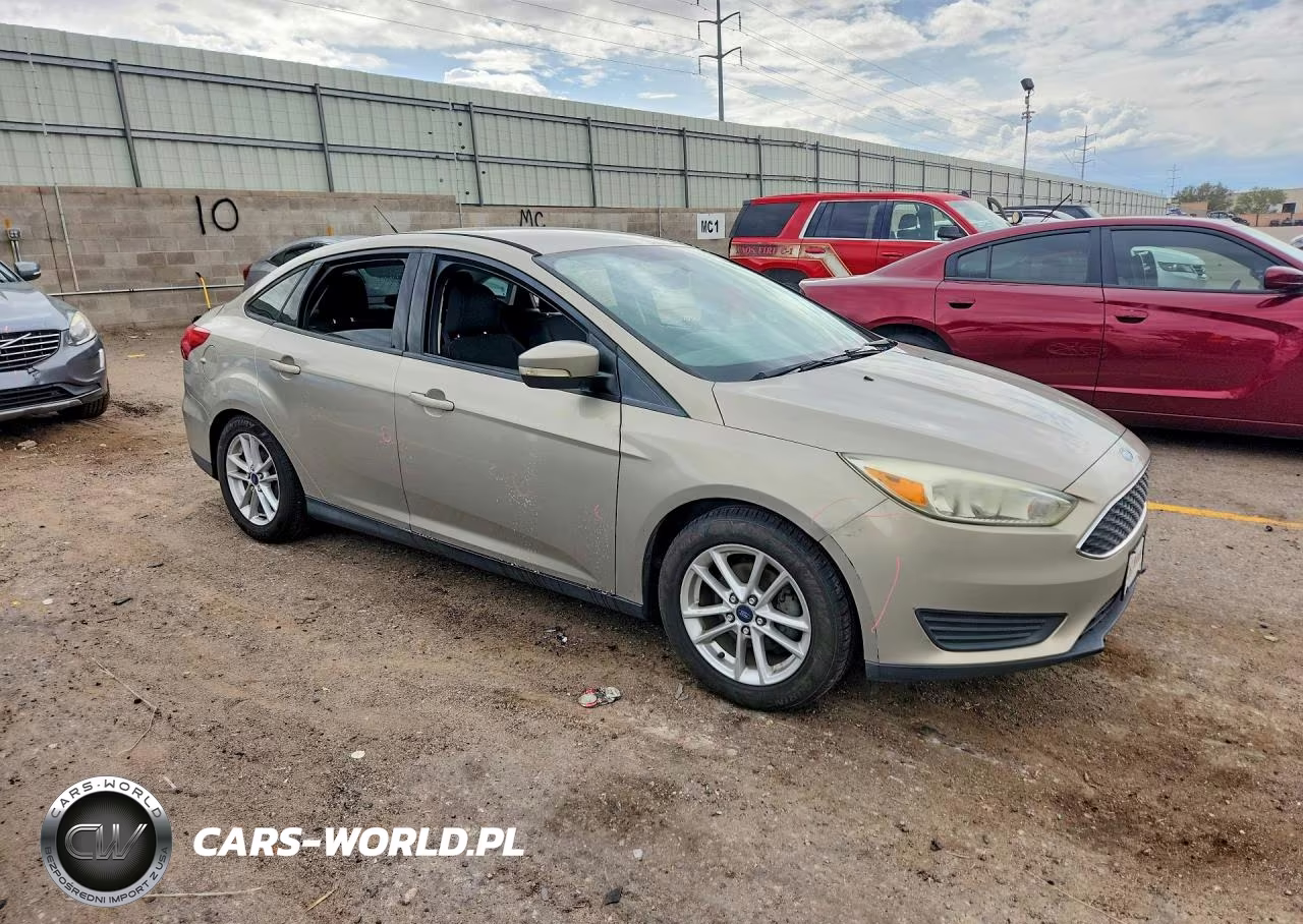 2015 Ford Focus Se VIN:1FADP3F27FL256415 - 4