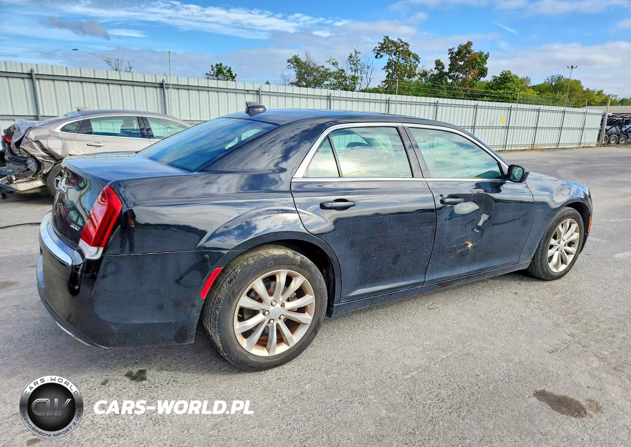 2016 Chrysler 300 Limited VIN:2C3CCARGXGH161945 - 3