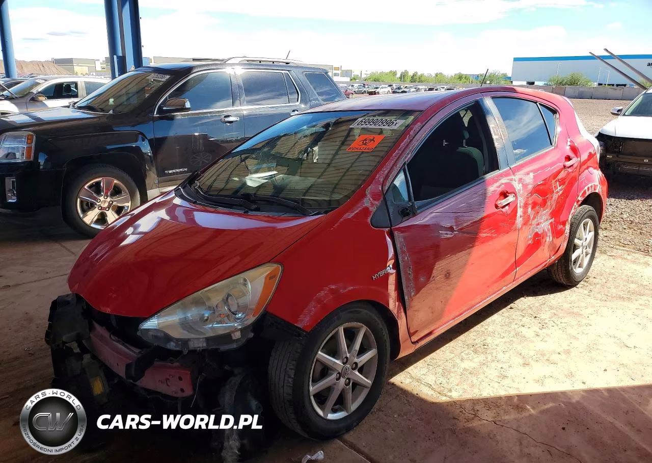 2013 Toyota Prius C Three VIN:JTDKDTB37D1533758 - 1