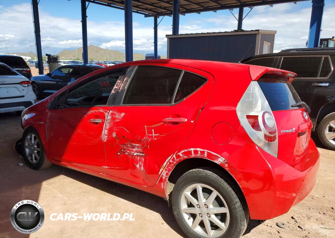 2013 Toyota Prius C Three VIN:JTDKDTB37D1533758 - 2