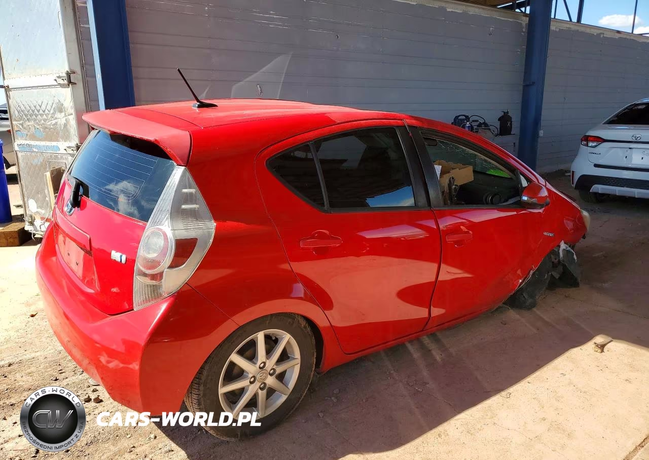 2013 Toyota Prius C Three VIN:JTDKDTB37D1533758 - 3